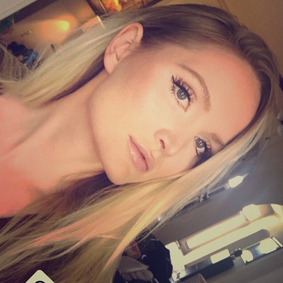 Meet your Posher, Athena Davies - Picture 1 of 1